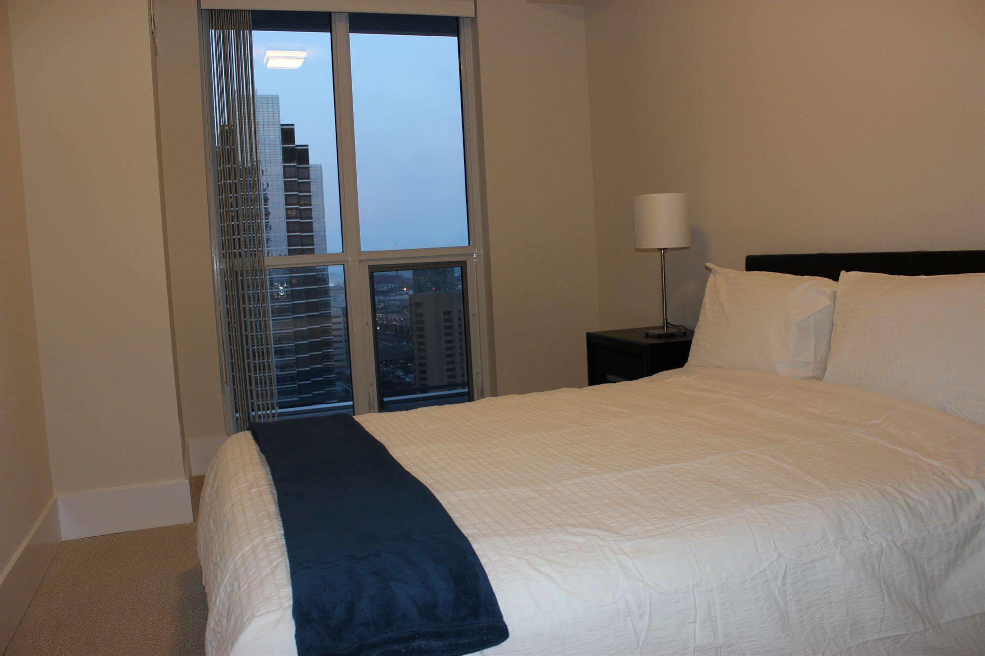 Atlas Suites - Cn Tower & Convention Centre Торонто Екстериор снимка